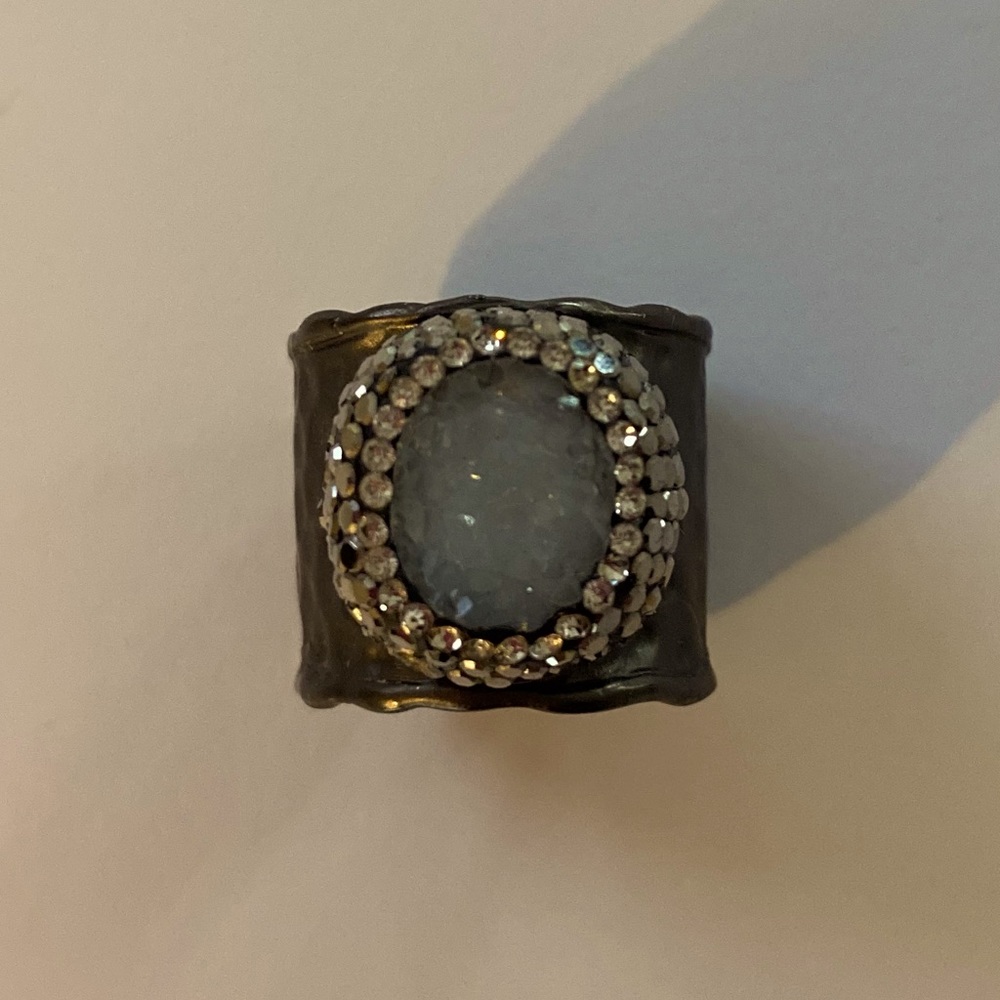 Size 7 women’s costume ring.